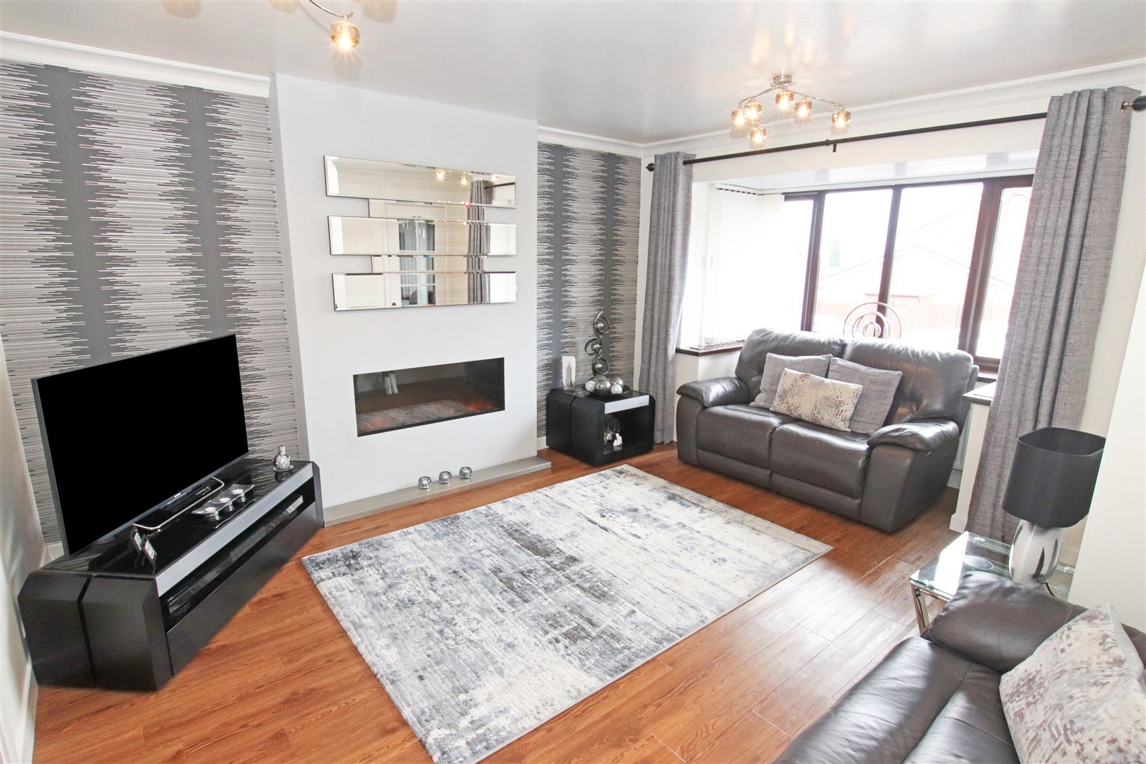 BAY FRONTED LOUNGE